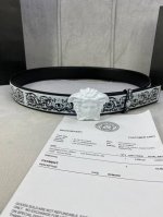 特 宽度4.0Cm Versace 范思哲 此款Palazzo腰带采用牛皮革面料制作，并饰有Le Pop Classique图案印花和标志性的美杜莎五金配件。