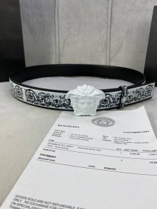 特 宽度4.0Cm Versace 范思哲 此款Palazzo腰带采用牛皮革面料制作，并饰有Le Pop Classique图案印花和标志性的美杜莎五金配件。