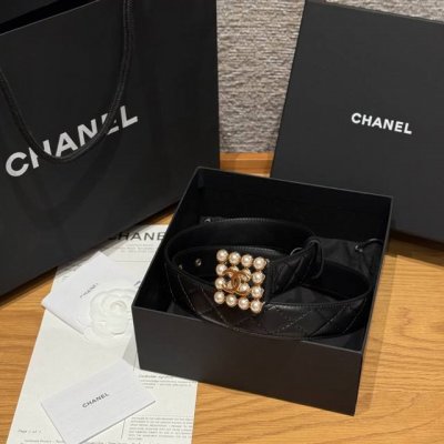 香家新款女士腰带 经典金属双C字母标志，采用菱格羊皮，羊皮质感超柔软，五金扣头做工非常好，显示腰型，巨百搭，搭配裙子 风衣 牛仔裤都很奈斯. 宽度30Mm