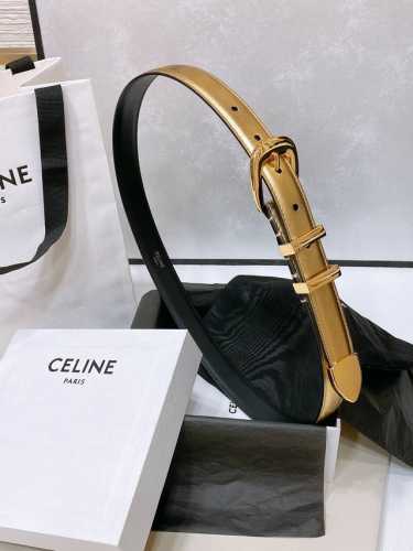特 Celine 24中号Triomphe Taurillon皮革腰带 Taurillon.中腰，牛皮腰带 Triomphe皮革搭扣 2.5Cm