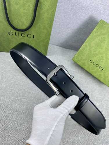宽度4.0Cm Gucci 互扣式双g带原单钢扣，源自品牌现代风格典藏设计，对品牌的精巧致敬，于1950年代由gucci引入，诠释出其精致的马术风格。