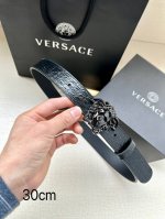 特 Versace宽度3.0Cm 此款腰带由优质皮革制成，饰有la Greca彰显个性设计。该铆钉腰带饰有la Greca五金搭扣配件，打造versace造型。