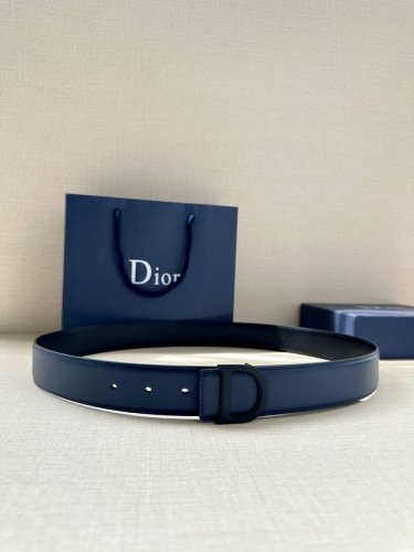 宽度3.5Cm 这款 Dior Charm腰带不锈钢扣以金色饰面图案设计重新演绎经典的 Dior 标志。可搭配各式35毫米腰带，打造时尚高雅的造型。