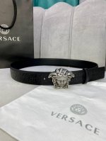 特 宽度4.0Cm Versace范思哲此款古希腊回纹皮带饰有Versace品牌标志：3D美杜莎皮带扣，这也是Palazzo系列的一部分。
