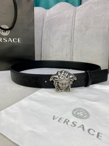 特 宽度4.0Cm Versace范思哲此款古希腊回纹皮带饰有Versace品牌标志：3D美杜莎皮带扣，这也是Palazzo系列的一部分。