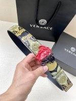 宽度4.0Cm 范思哲 此款粒面牛皮革腰带饰有一枚彩色3D美杜莎腰带扣和代表不断演进的gold Hibiscus印花 用芙蓉花对往季的barocco印花加以重新