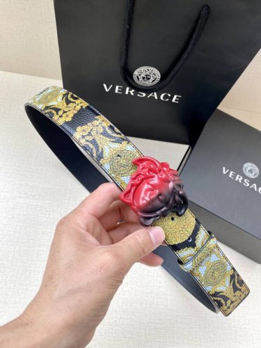 宽度4.0Cm 范思哲 此款粒面牛皮革腰带饰有一枚彩色3D美杜莎腰带扣和代表不断演进的gold Hibiscus印花 用芙蓉花对往季的barocco印花加以重新