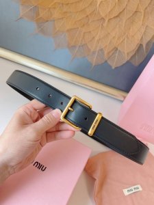 特 P160 这款皮革腰带设计简约而优雅，腰带环伴以Miu Miu徽标。双面进口小牛皮 金属搭扣 腰带环饰激光雕刻徽标 宽度: 3.5Cm