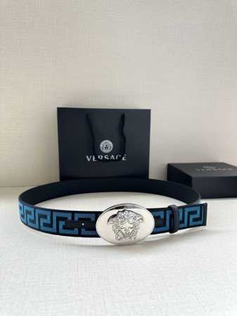 带宽3.8Cm Versace 范思哲 此款缎带腰带风格十分休闲，饰有标志性希腊回纹图案，可搭配休闲单品或高腰正装。 闭合式佩戴 希腊回纹图案 材质：100%聚 - 点击图像关闭