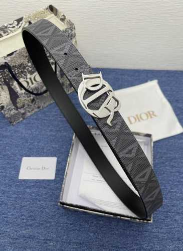 迪奥 3.5Cm 这款 Montaigne Avenue 腰带从同名手袋汲取灵感，采用黑色光滑 牛皮革精心制作，质感柔软，设计优雅，饰以富有光泽的新款金色饰面金