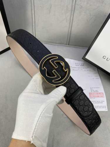 宽度4.0Cm Gucci 互扣式双G钢扣腰带，采用热压印技术的Gucci Signature皮革精制而成，触感厚实，印花图案清晰分明。