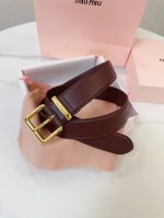 特 缪缪Miumiu专柜新款 这款皮革腰带是提升别致造型品味的理想之选。醒目的刻字五金徽标搭配方型针扣，手感柔软细腻的小牛皮。非常时尚百搭 宽:3.5Cm