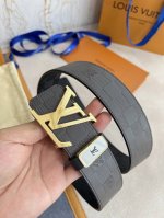 品名： Lv..路易..威登腰带皮带原单 型号：挂扣，经典纯钢材质挂扣，头层牛皮，图片实物拍摄 材料：头层牛皮，挂扣系列，纯钢材质扣头，钯镀电镀工艺永不掉色。原