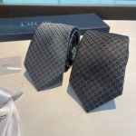 Dior家新款领带 Dior男士蚕丝藤格纹领带 稀有展现精湛手工与时尚优雅理想选择 这款采用Do家经典且具有标志性的格纹领带 以同色调手法演绎的更显雅致风尚 让