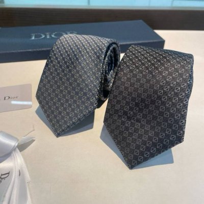 Dior家新款领带 Dior男士蚕丝藤格纹领带 稀有展现精湛手工与时尚优雅理想选择 这款采用Do家经典且具有标志性的格纹领带 以同色调手法演绎的更显雅致风尚 让
