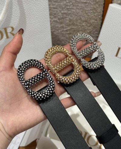 迪家 新款女士腰带 这款腰带采用正反面光滑牛皮革制作，以时尚精致的风格全新演绎，饰以经典的金色饰面金色Cd腰带扣，密镶以金色调仿水晶，款式突显腰部曲线，彰显优雅