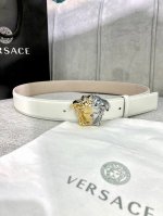 宽度4.0Cm Versace 范思哲此款柔软的皮带饰3D美杜莎腰带扣，可搭配正装或休闲牛仔装。