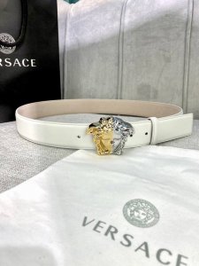 宽度4.0Cm Versace 范思哲此款柔软的皮带饰3D美杜莎腰带扣，可搭配正装或休闲牛仔装。