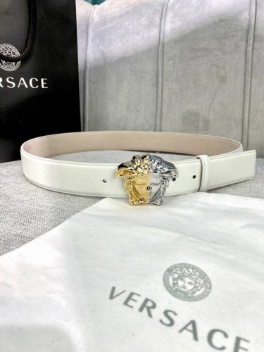 宽度4.0Cm Versace 范思哲此款柔软的皮带饰3D美杜莎腰带扣，可搭配正装或休闲牛仔装。
