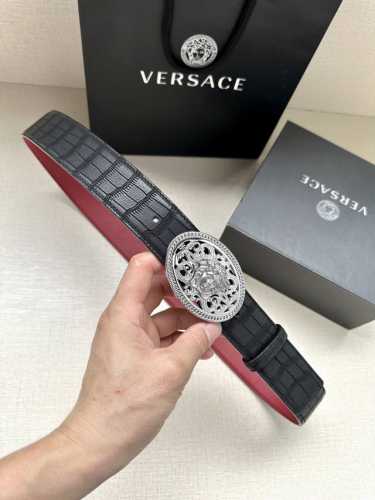 宽度4.0Cm 范思哲Versace人头标志：腰带扣上的3D镂空美杜莎，赋予该款palazzo腰带很高的辨识度。腰带采用柔软两面牛皮制作。