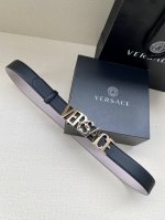 宽度3.0cm VRSACE 此款腰带采用柔软皮革制成，饰有Logo搭扣，并采用衣领铆钉固定，造型经典。