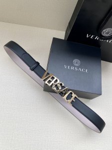 宽度3.0cm VRSACE 此款腰带采用柔软皮革制成，饰有Logo搭扣，并采用衣领铆钉固定，造型经典。