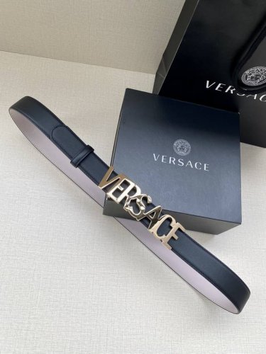 宽度3.0cm VRSACE 此款腰带采用柔软皮革制成，饰有Logo搭扣，并采用衣领铆钉固定，造型经典。
