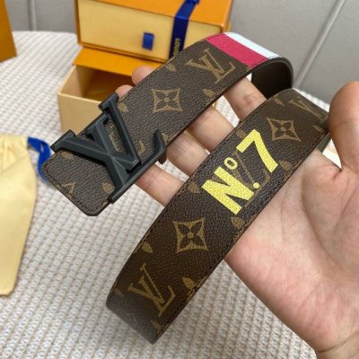配全套包装礼盒 寬度：40Mm Lv Pyrmide Truck L Oeii雙面腰帶 以品牌經典元素烘托醒目的數字印花原廠面料 內襯小牛皮內里 搭配新型大版菱