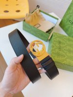 Gucci 配饰不断为经典注入新意，焕新演绎品牌典藏元素。在这款腰带上，其独特的创意和革新，赋予整个造型以别致魅力。这款腰带以匠心打造，巧妙融入流行风格；时尚人