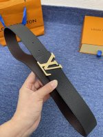 品牌Lv 4.0Cm 描述这款饰有Lv带扣的腰带配以水牛皮衬里，覆以Monogram 牛皮。展现细腻的品牌特质，是牛仔裤的理想配件 Lv字母带扣 Monogra