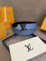 驴牌Dimension 双面腰带将创意传承与华美街头风范共冶一炉，彰显创意总监 Pharrell Williams 的时尚远见。Monogram 帆布铺陈外层，