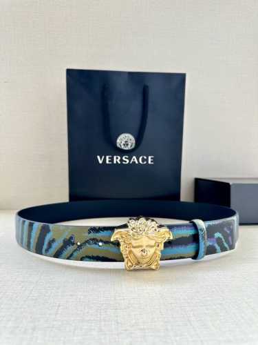 宽度3.8Cm Versace 皮带，配有立体La Medusa双面搭扣，一面饰有Barroco印花。 La Medusa搭扣 腰带环 底面料：100%牛皮