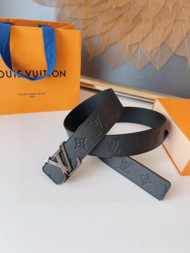 Lv 最新面料 新品原单腰带老鼠货 宽度4.0Cm 以进口天然小牛皮材质饰有标志性的精密压纹精品字母搭扣时尚 新潮尽显个性