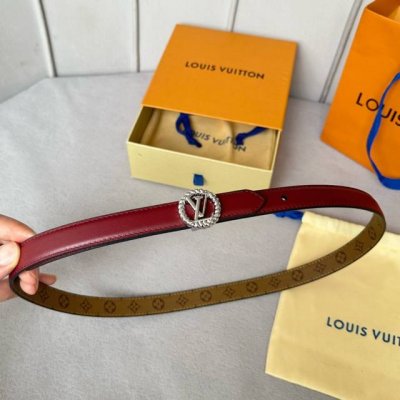特 寬度：20mm Lv S-Lock系列 寬度20mm 驢家法國驢女士腰帶 全新風格定制帆布面料襯托細膩的進口小牛皮 全新設計搭扣 融入字母和花卉图案 与腰带