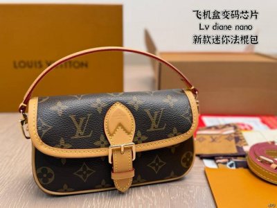 飞机盒变码芯片 Lv Diane Nano 新款迷你法棍包 上身不会让人失望的好看太值了 包低调又不失个性 使用频率会很高的一款包包啦～ 尺寸： 19×10.5