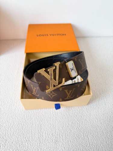 品名 Lv..路易..威登腰带皮带原单 型号 挂扣 经典纯钢材质挂扣 头层牛皮 图片实物拍摄 材料 头层牛皮 挂扣系列 纯钢材质扣头 钯镀电镀工艺永不掉色 原版