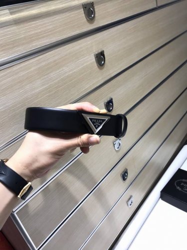 特 配送专柜包装 打孔针 宽35Mm，支持Nfc 原单双面进口头层牛皮带身，搭配原版经典三角标扣，手感.油边近乎完美，原产皮料牛皮定制，质感无可挑剔，出众的细节
