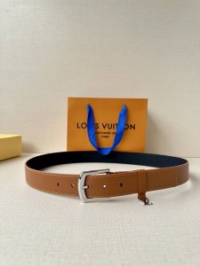 3.4宽 Everyday pin 腰带为光滑皮革融入路易威登铭纹黄铜搭扣 再将精巧 Lv Initiales 装饰悬挂于束带圈之下 醒目缝线聚合视觉焦点 可轻