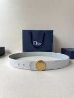 宽度3.5Cm 这款 Dior Charm 腰带扣是夏季男装系列新品，采用不锈钢真空电镀菱饰面精心设计，重新演绎经典的 Dior 标志。可与各式 35 毫米腰带