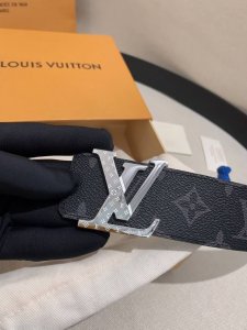 男士Lv路易威登皮带 男士经典牛皮腰带 搭配316精钢 针扣镌刻字母Lv扣头 宽:4.0