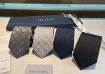 Dior家新款领带 Dior男士蚕丝藤格纹领带 稀有展现精湛手工与时尚优雅理想选择，这款采用Do家经典且具有标志性的格纹领带，以同色调手法演绎的更显雅致风尚 让