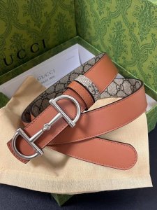 Gg Marmont系列推出双面款式，揭幕新季风尚。这款腰带甄选柔软Gg Supreme和皮革打造，缀饰标志性双G造型搭扣，一展别致韵调。3.0宽棕色挂扣 DD