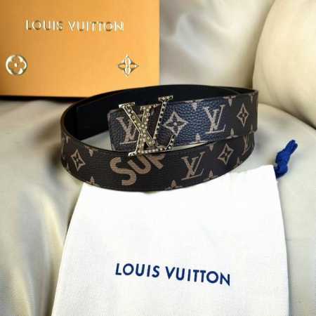 驢家經典款。L0Uis Vuitt0N 今季新品 男士原單腰帶 寬度40毫米 經典荔枝紋牛皮絲印圖案設計 搭配印小花鋼扣五金 可雙面佩戴 經典百搭 適合沈穩低調 - 点击图像关闭