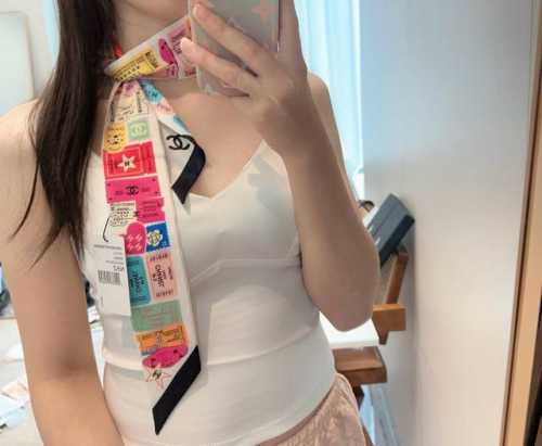 香奈儿 Twilly小丝巾来了，Chanel 名副其实的小可爱， 人手三条闭眼收，我都不拦着 N久都没有见过这么好看的Twilly 真的是真香本香了，凹造型必备