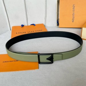 特 寬度：35Mm Lv S-Lock系列 寬度3.5Cm 驢家法國原廠荔枝紋皮料 搭配独特的圆圈字母钢扣 雙面用