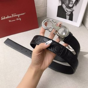 配送专柜全套礼盒包装。 菲拉格慕 原单双面进口小牛皮带身，搭配原单个性哑光镂空扣，高温热压花纹，专柜宽度3.5Cm. 温馨提示：长度100-125Cm 长度也可
