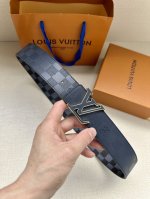 特 本款4.0宽Lv Initiales 双面腰带聚焦品牌经典 Damier 格纹，以 Damier Graphite 帆布和 Damier Infini 皮革