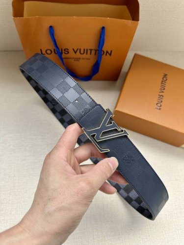 特 本款4.0宽Lv Initiales 双面腰带聚焦品牌经典 Damier 格纹，以 Damier Graphite 帆布和 Damier Infini 皮革
