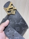 特 4.0Mm当季新款 一面一面帆布印格，一面小牛压花，搭配花朵精品扣头做工精细，质量保证。