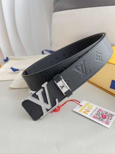 品名： Lv..路易..威登腰带皮带原单 型号：挂扣，经典纯钢材质亚克力面字母挂扣，头层牛皮，图片实物拍摄 材料：头层牛皮，挂扣系列，纯钢材质扣头，钯镀电镀工艺